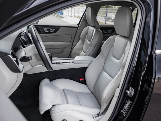 Volvo V60 cena 86900 przebieg: 130086, rok produkcji 2018 z Swarzędz małe 781